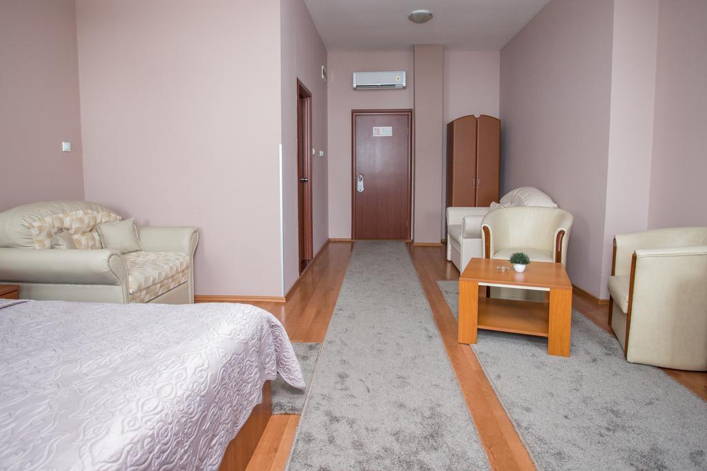 Sin-Kom Hotel Garni Pirot Luaran gambar