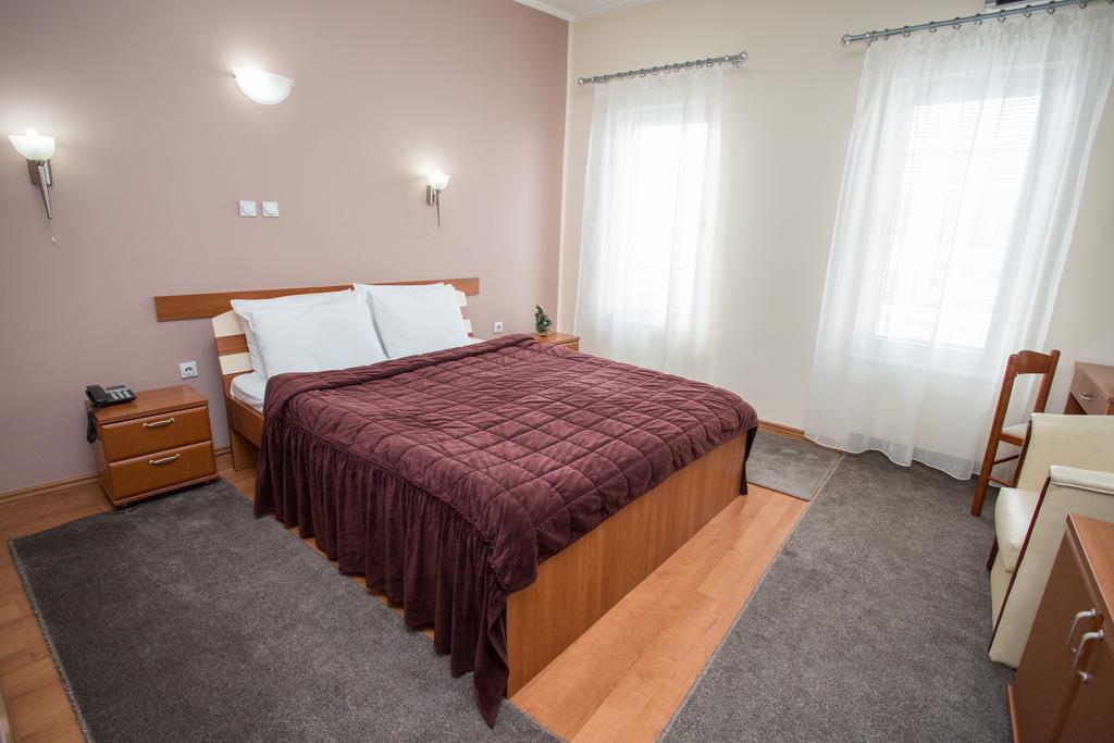 Sin-Kom Hotel Garni Pirot Bilik gambar